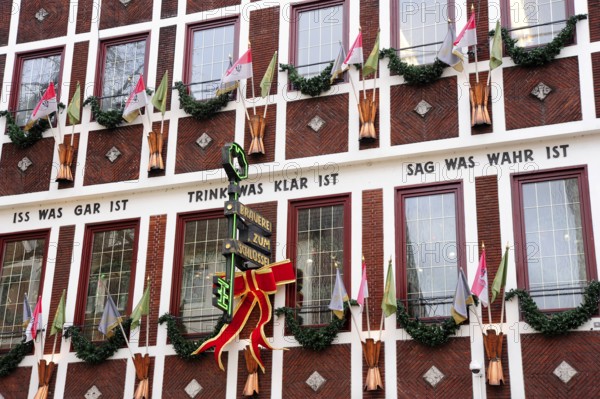Alt-Bier Brauerei Zum Schlüssel, facade with Christmas decorations in the historic city centre, Düsseldorf, Rhineland, North Rhine-Westphalia, North Rhine-Westphalia, Germany