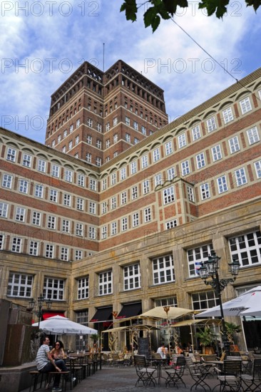 Gastronomy in the inner courtyard, Wilhelm-Marx-Haus, Old Town, Düsseldorf, Rhineland, North Rhine-Westphalia, North Rhine-Westphalia, Germany