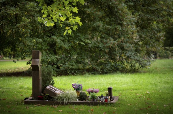 Single grave, Main Cemetery, Stuttgart, Baden-Württemberg, Germany