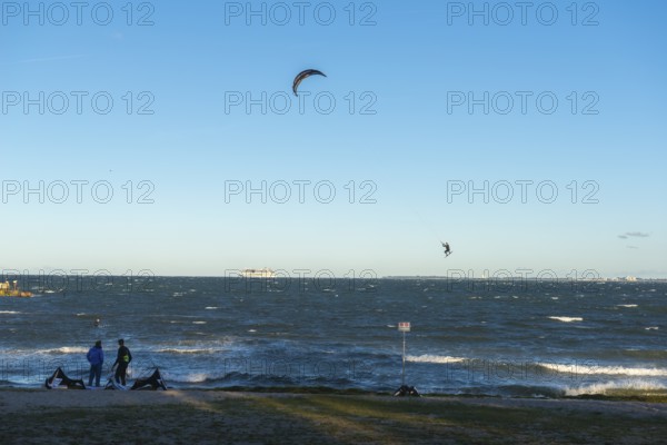 Kitesurfing in the Bay of Kiel in strong winds, high swell, Big Air Jump, Strande near Kiel, Rendsburg-Eckernförde district, Baltic Sea beach, horizon, AIDA, leisure activities, water sports, summer, blue sky, sunshine, Bay of Kiel, Schleswig-Holstein, Germany