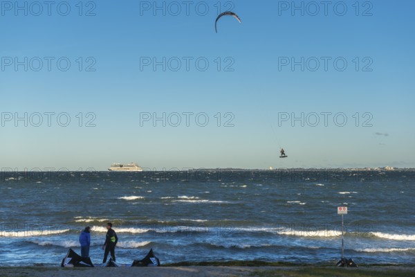 Kitesurfing in the Bay of Kiel in strong winds, high swell, Big Air Jump, Strande near Kiel, Rendsburg-Eckernförde district, Baltic Sea beach, horizon, AIDA, leisure activities, water sports, summer, blue sky, sunshine, Bay of Kiel, Schleswig-Holstein, Germany
