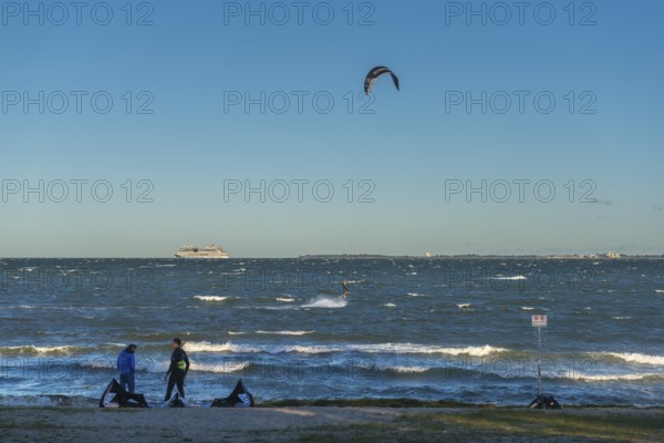 Kitesurfing in the Bay of Kiel in strong winds, high swell, Strande near Kiel, Rendsburg-Eckernförde district, Baltic Sea beach, horizon, AIDA, leisure activities, water sports, summer, blue sky, sunshine, Bay of Kiel, Schleswig-Holstein, Germany