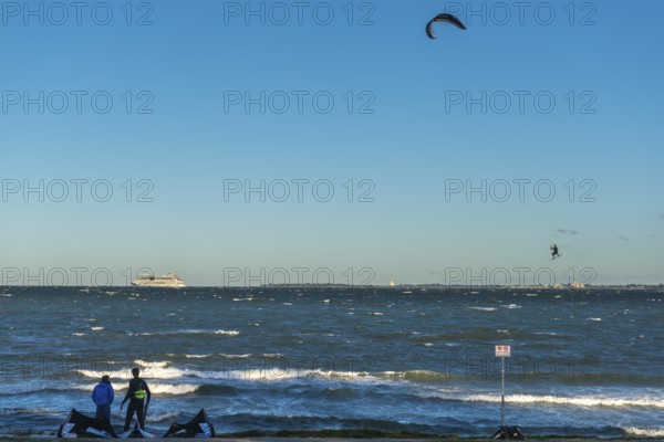 Kitesurfing in the Bay of Kiel in strong winds, high swell, Big Air Jump, Strande near Kiel, Rendsburg-Eckernförde district, Baltic Sea beach, horizon, AIDA, leisure activities, water sports, summer, blue sky, sunshine, Bay of Kiel, Schleswig-Holstein, Germany