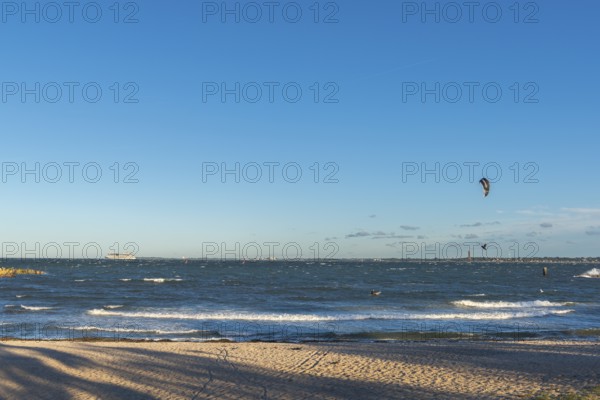 Kitesurfing in the Bay of Kiel in strong winds, high swell, Big Air Jump, Strande near Kiel, Rendsburg-Eckernförde district, Baltic Sea beach, horizon, AIDA, leisure activities, water sports, summer, blue sky, sunshine, Bay of Kiel, Schleswig-Holstein, Germany