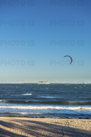 Kitesurfing in the Bay of Kiel in strong winds, high swell, Strande near Kiel, Rendsburg-Eckernförde district, Baltic Sea beach, horizon, AIDA, leisure activities, water sports, summer, blue sky, sunshine, Bay of Kiel, Schleswig-Holstein, Germany