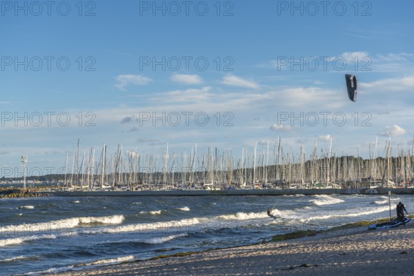 Kitesurfing in the Bay of Kiel in strong winds, high swell, Strande near Kiel, Rendsburg-Eckernförde district, Kiel-Schilksee Olympic and yacht harbour, sailing sports, leisure activities, water sports, spray, summer, blue sky, sunshine, Bay of Kiel, Schleswig-Holstein, Germany