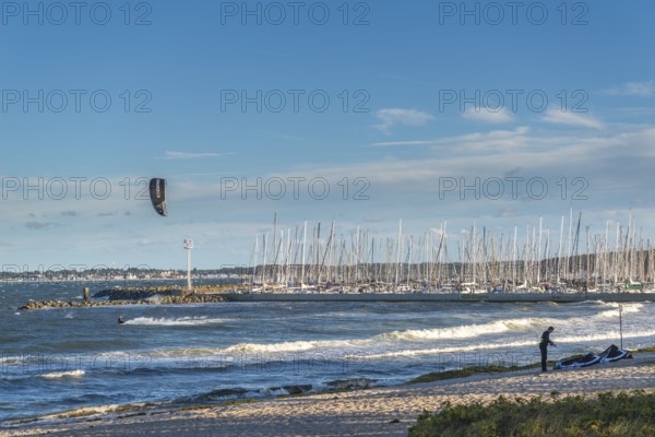 Kitesurfing in the Bay of Kiel in strong winds, high swell, Strande near Kiel, Rendsburg-Eckernförde district, Kiel-Schilksee Olympic and yacht harbour, Baltic Sea beach, leisure activities, water sports, summer, blue sky, sunshine, Bay of Kiel, Schleswig-Holstein, Germany