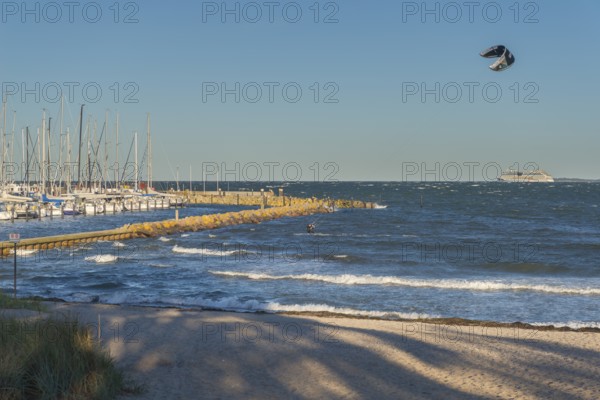 Kitesurfing in the Bay of Kiel in strong winds, high swell, Strande near Kiel, Rendsburg-Eckernförde district, pier, marina, Baltic Sea beach, horizon, AIDA, leisure activities, water sports, summer, blue sky, sunshine, Bay of Kiel, Schleswig-Holstein, Germany