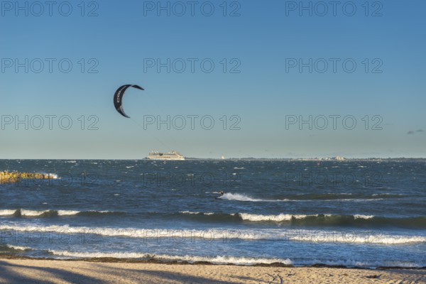 Kitesurfing in the Bay of Kiel in strong winds, high swell, Strande near Kiel, Rendsburg-Eckernförde district, Baltic Sea beach, horizon, AIDA, leisure activities, water sports, summer, blue sky, sunshine, Bay of Kiel, Schleswig-Holstein, Germany