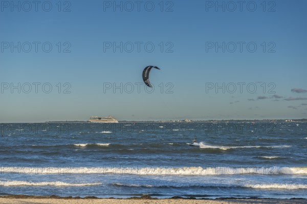 Kitesurfing in the Bay of Kiel in strong winds, high swell, Strande near Kiel, Rendsburg-Eckernförde district, Baltic Sea beach, horizon, AIDA, leisure activities, water sports, summer, blue sky, sunshine, Bay of Kiel, Schleswig-Holstein, Germany