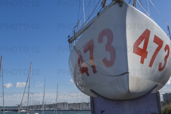 Strande marina near Kiel, Rendsburg-Eckernförde district, behind the Olympic and marina harbour of Kiel-Schilksee, Baltic Sea, bow, ship masts, Baltic Sea, sailing, leisure activities, water sports, summer, blue sky, sunshine, Bay of Kiel, Schleswig-Holstein, Germany