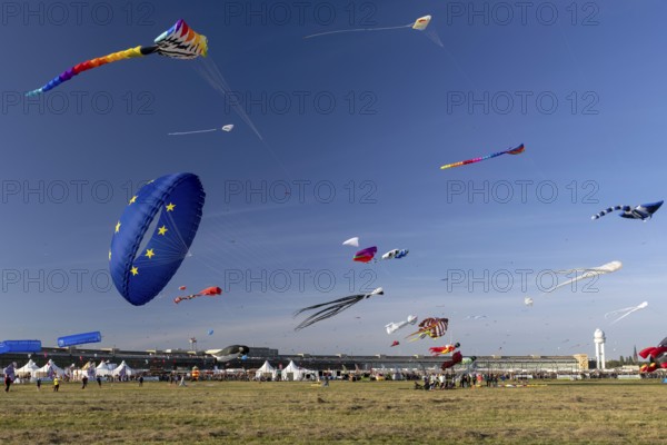 CITY AND COUNTRY Festival of GIANT DRAGONS 2025, 27 September 2025, Tempelhofer Feld, Berlin, Germany < english> CITY AND COUNTRY Festival of Giant Dragons 2025, September 27, 2025, Tempelhofer Feld, Berlin, Germany