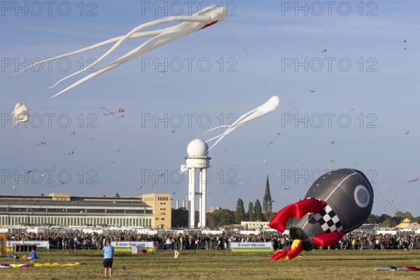 CITY AND COUNTRY Festival of GIANT DRAGONS 2025, 27 September 2025, Tempelhofer Feld, Berlin, Germany < english> CITY AND COUNTRY Festival of Giant Dragons 2025, September 27, 2025, Tempelhofer Feld, Berlin, Germany