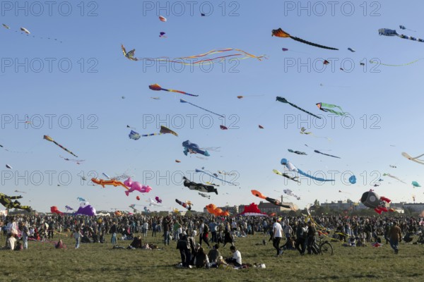 CITY AND COUNTRY Festival of GIANT DRAGONS 2025, 27 September 2025, Tempelhofer Feld, Berlin, Germany < english> CITY AND COUNTRY Festival of Giant Dragons 2025, September 27, 2025, Tempelhofer Feld, Berlin, Germany