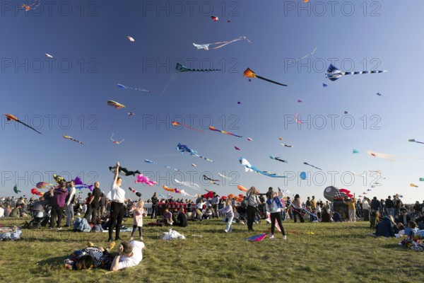 CITY AND COUNTRY Festival of GIANT DRAGONS 2025, 27 September 2025, Tempelhofer Feld, Berlin, Germany < english> CITY AND COUNTRY Festival of Giant Dragons 2025, September 27, 2025, Tempelhofer Feld, Berlin, Germany