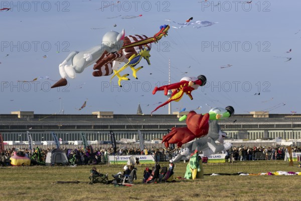 CITY AND COUNTRY Festival of GIANT DRAGONS 2025, 27 September 2025, Tempelhofer Feld, Berlin, Germany < english> CITY AND COUNTRY Festival of Giant Dragons 2025, September 27, 2025, Tempelhofer Feld, Berlin, Germany