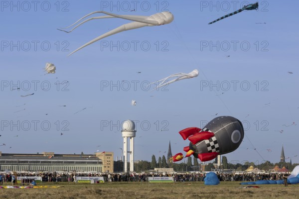 CITY AND COUNTRY Festival of GIANT DRAGONS 2025, 27 September 2025, Tempelhofer Feld, Berlin, Germany < english> CITY AND COUNTRY Festival of Giant Dragons 2025, September 27, 2025, Tempelhofer Feld, Berlin, Germany