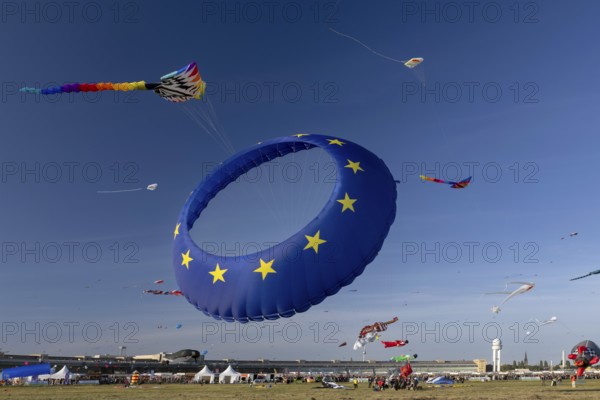 CITY AND COUNTRY Festival of GIANT DRAGONS 2025, 27 September 2025, Tempelhofer Feld, Berlin, Germany < english> CITY AND COUNTRY Festival of Giant Dragons 2025, September 27, 2025, Tempelhofer Feld, Berlin, Germany