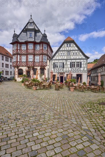 Old town, historic half-timbered houses, cobblestone square, outdoor area of a restaurant, visitors as secondary motif, blue sky, cumulus clouds, market square, intersection Großer Markt, Marktstraße and Amtsgasse, Heppenheim, Odenwald, Bergstraße district, Hesse, Germany