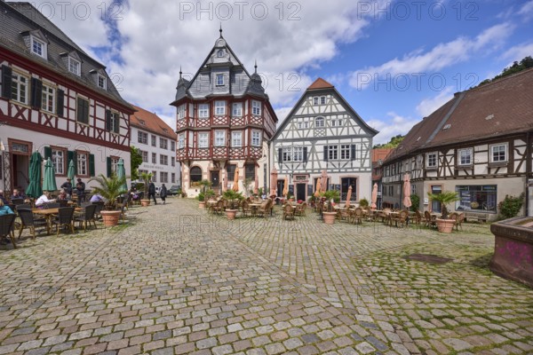 Old town, historic half-timbered houses, cobblestone square, outdoor area of a restaurant, visitors as secondary motif, blue sky, cumulus clouds, market square, intersection Großer Markt, Marktstraße and Amtsgasse, Heppenheim, Odenwald, Bergstraße district, Hesse, Germany
