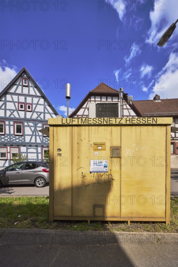 Hesse air monitoring network, environmental pollution, measuring point, measuring station, air pollution, traffic, traffic area, road, car, historic half-timbered houses, centre island, tree, lawn, blue sky, cumulus clouds, main road B460, Heppenheim, Odenwald, Bergstrasse district, Hesse, Germany