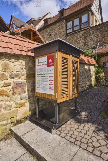Fairteiler-Schrank Foodsharing.de, Foodsharing-Schrank, sustainability, quarry stone wall, pavement made of paving stones, residential building, blue sky, cumulus clouds, Kellereigasse, moat, Heppenheim, Odenwald, Bergstrasse district, Hesse, Germany