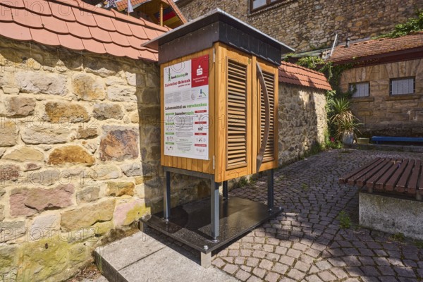 Fairteiler-Schrank Foodsharing.de, Foodsharing-Schrank, sustainability, quarry stone wall, pavement made of paving stones, sunny, Kellereigasse, Graben, Heppenheim, Odenwald, Bergstrasse district, Hesse, Germany