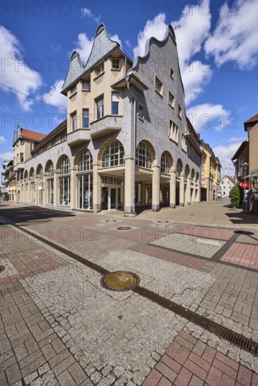 Pedestrian zone, general architecture, town hall, citizens' office, city administration, tourist information, buildings, shops, shopping, city centre, pavement of cobblestones and concrete paving stones, manhole cover, blue sky, cumulus clouds, intersection Friedrichstraße with Zwerchgasse and Wilhelmstraße, Heppenheim, Odenwald, Bergstraße district, Hesse, Germany