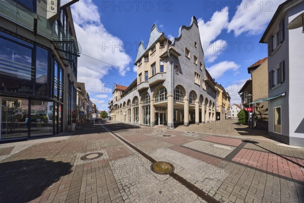 Pedestrian zone, general architecture, town hall, citizens' office, city administration, tourist information, buildings, shops, shopping, city centre, pavement of cobblestones and concrete paving stones, manhole cover, blue sky, cumulus clouds, intersection Friedrichstraße with Zwerchgasse and Wilhelmstraße, Heppenheim, Odenwald, Bergstraße district, Hesse, Germany