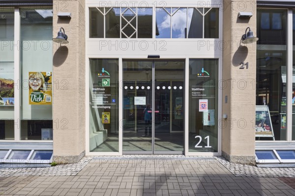 Townhouse, pedestrian zone, building, facade with windows, entrance area, citizens' office, city administration, tourist information, lamps, sunny, Friedrichstraße, Heppenheim, Odenwald, Bergstraße district, Hesse, Germany
