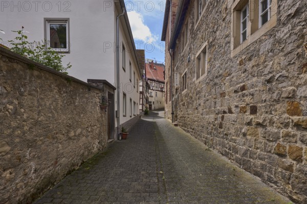 Museum for town history and folklore, old town, alley, sandstone building, half-timbered houses, general architecture, historical building, town museum, blue sky, cumulus clouds, Mühlgasse, Heppenheim, Odenwald, Bergstrasse district, Hesse, Germany