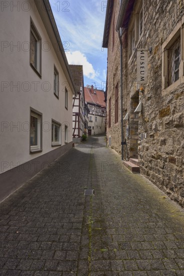 Museum for town history and folklore, old town, alley, sandstone building, half-timbered houses, general architecture, historical building, town museum, blue sky, cumulus clouds, Mühlgasse, Heppenheim, Odenwald, Bergstrasse district, Hesse, Germany