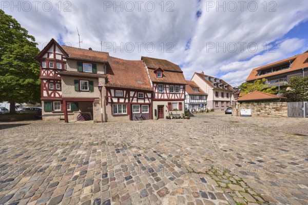 Old town, historic half-timbered houses, building, pointed roof with red roof tiles, cobblestone square, tree, blue sky, cumulus clouds, nimbostratus clouds, Amtsgasse, Heppenheim, Odenwald, Bergstrasse district, Hesse, Germany