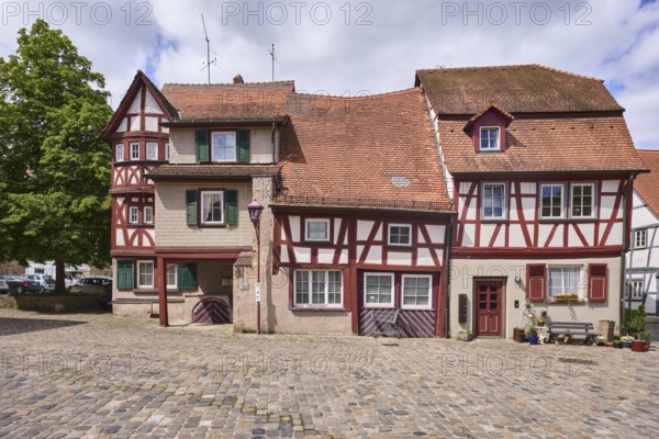 Old town, historic half-timbered houses, building, pointed roof with red roof tiles, tree, cobblestone square, cloudy, diffuse light, slightly sunny, Amtsgasse, Heppenheim, Odenwald, Bergstrasse district, Hesse, Germany