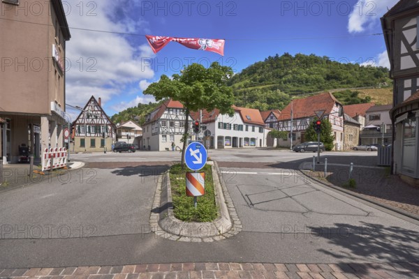 Schlossberg, streets, central island, half-timbered houses, general architecture, trees, hills, forest, blue sky, cumulus clouds, intersection between Kleiner Markt, Graben, Lehrstraße, Marienstraße, Starkenburgweg and Siegfriedstraße, federal road B460, Heppenheim, Odenwald, Bergstraße district, Hesse, Germany