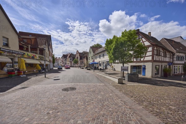 Buildings, general architecture, retail, retail shops, shopping, outdoor area of a restaurant, lantern, city centre, cobblestone road, vehicles, asphalt road, trees, blue sky, cumulus clouds, cirrostratus clouds, ditch road, Heppenheim, Odenwald, Bergstrasse district, Hesse, Germany