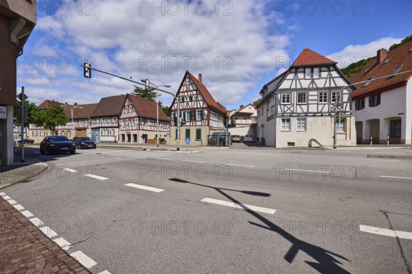 Half-timbered houses, pointed roof with red roof tiles, traffic lights, streets, vehicles, blue sky, cumulus clouds, intersection between Kleiner Markt, Graben, Lehrstraße, Marienstraße, Starkenburgweg and Siegfriedstraße, federal road B460, Heppenheim, Odenwald, Bergstraße district, Hesse, Germany