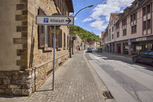Underground car park Altstadt, street, general architecture, signpost to car park, parking lane with vehicles, blue sky, cumulus clouds, Siegfriedstraße, Heppenheim, Odenwald, Bergstraße district, Hesse, Germany
