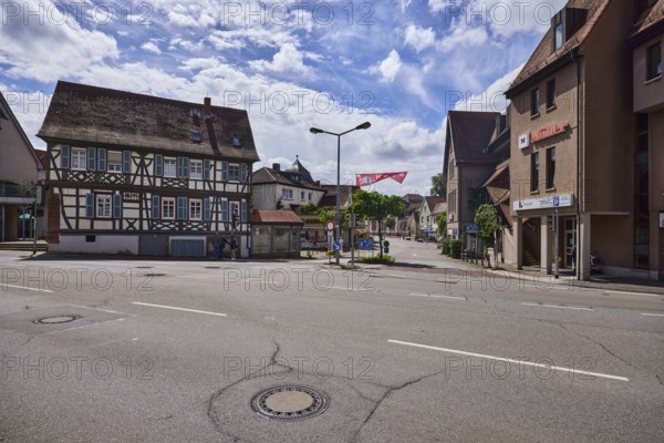 Historic half-timbered house, streets, general architecture, lantern, backlight, blue sky, cumulus clouds, cirrostratus clouds, intersection between Kleiner Markt, Graben, Lehrstraße and Siegfriedstraße, federal road B460, Heppenheim, Odenwald, Bergstraße district, Hesse, Germany