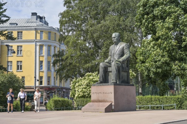 Statue Kyösti Kallio, Mannerheimintie, Helsinki, Finland