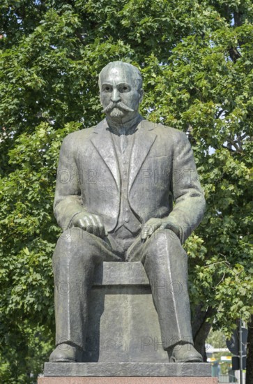 Statue Kyösti Kallio, Mannerheimintie, Helsinki, Finland