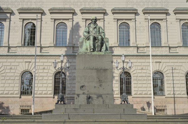Central Bank Suomen Pankki, Johan Vilhelm Snellman Statue, Snellmaninaukio, Old Town, Helsinki, Finland