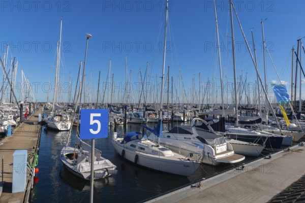 Olympic harbour Schilksee, Olympic Games 1972, sailing yachts at the jetty, flag sailing school, jetty 5, sunshine, blue sky, Baltic Sea, Bay of Kiel, Kiel Sailing City, Schleswig-Holstein, Germany