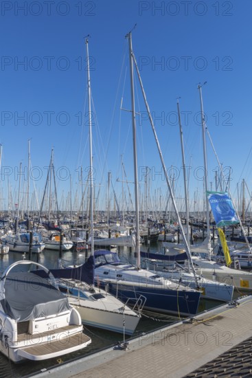 Olympic harbour Schilksee, Olympic Games 1972, sailing yachts at the jetty, flag sailing school, sunshine, blue sky, Baltic Sea, Bay of Kiel, Kiel Sailing City, Schleswig-Holstein, Germany