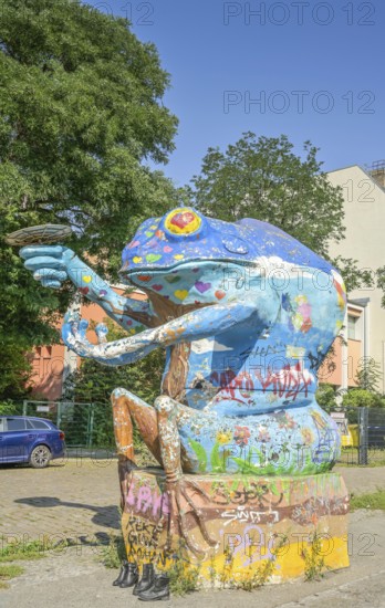 Sculpture The Toad, toad, entrance to Campus Rütli CR, Rütlistraße, Neukölln, Berlin, Germany
