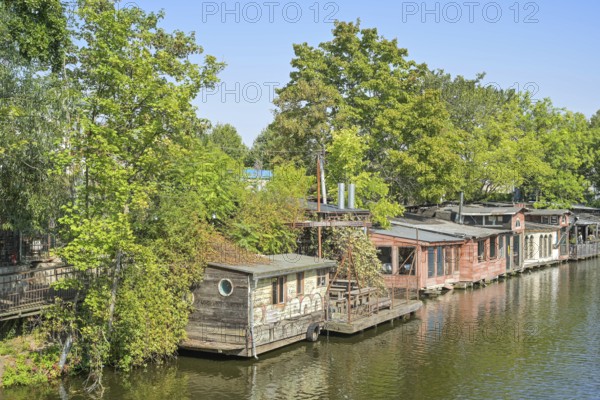 Freischwimmer, wooden houses, huts, Flutgraben, Kreuzberg, Friedrichshain-Kreuzberg, Berlin, Germany