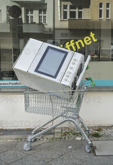 Old electric cooker, rubbish, waste, shopping trolley, Berlin, Germany