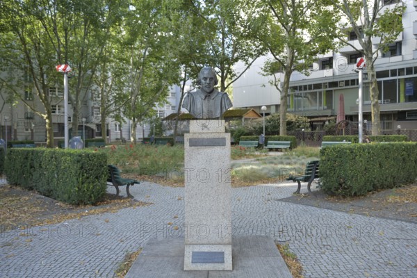 Bust of William Shakespeare, Krumme Straße, Shakespeareplatz, Charlottenburg, Charlottenburg-Wilmersdorf, Berlin, Germany