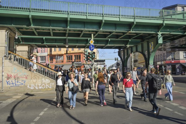 Pedestrians, pedestrian crossing, Eberswalder Straße, Prenzlauer Berg, Pankow, Berlin, Germany !!! Personal rights are NOT clarified!