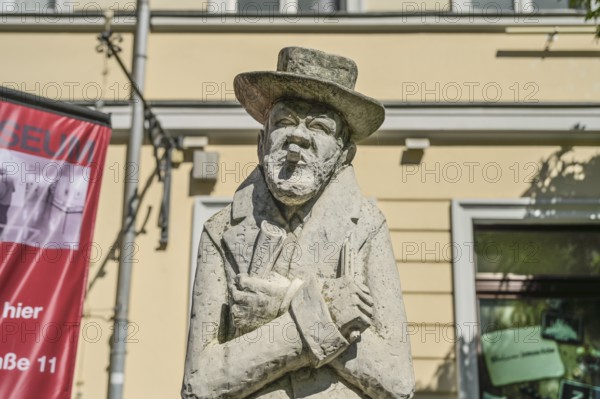 Statue of Heinrich Zille, Poststraße, Nikolaiviertel, Mitte, Berlin, Germany